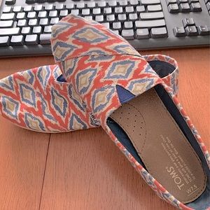 Toms slip on size W7.5